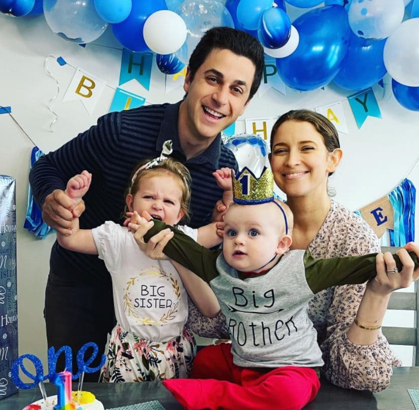 Además, en diciembre de 2021, anunciaron que están en la dulce espera de su tercer bebé.