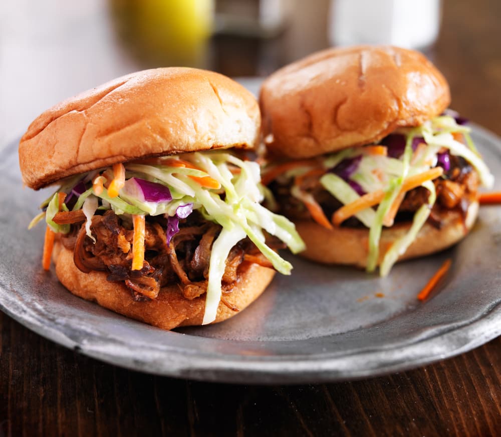 Hamburguesas cubanas: Sal de lo normal y lleva la carne de cerdo a otras recetas, experimenta un poco. Por eso te damos la idea de preparar unas hamburguesas a la cubana.