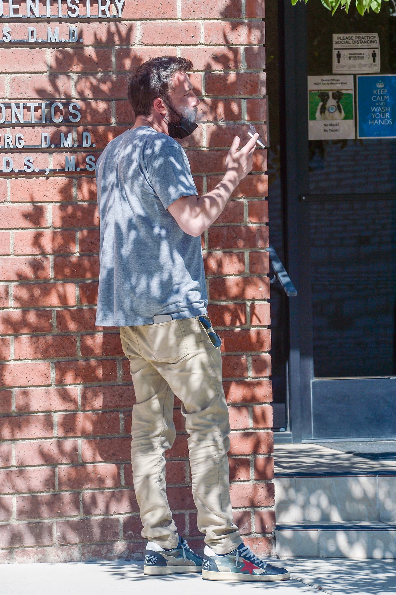 El actor, de 48 años, vistió casual con unos pantalones cafés, camiseta Aviator Nation, tenis y lentes oscuros.
<br>