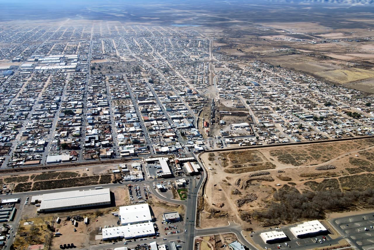 De acuerdo con CBP, cuando un viajero que llega a los carriles para peatones o se somete al procesamiento de la 
<i>I-94 en Douglas o Naco</i>, 
<b>se detendrá para tomar una foto en el punto de inspección principal.</b> 
<br>