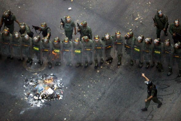 Los manifestantes habían advertido horas antes de la marcha que podrían ocurrir enfrentamientos por la contramarcha que había sido convocada por el régimen del mandatario Nicolás Maduro, según maduradas.com. Los estudiantes llevaron a cabo una manifestación pacífica contra el régimen del mandatario Nicolás Maduro el 12 de febrero de 2014. Motorizados uniformados y con sus caras cubiertas, dispararon contra los manifestantes, matando a dos estudiantes y a un oficial.