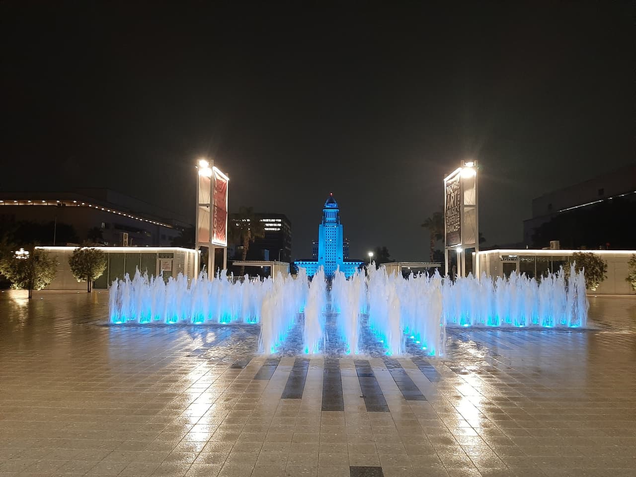 El alcalde invitó a la comunidad a abrir sus ventanas y aplaudir por el trabajo de estos héroes anónimos que trabajan día a día para protegernos.