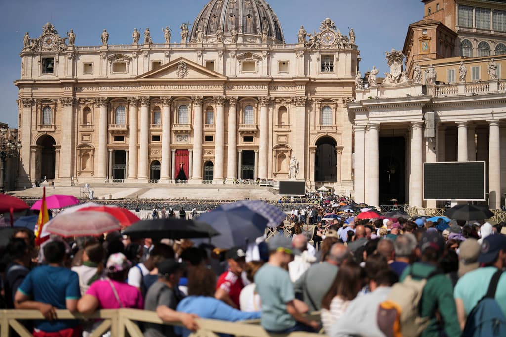 Un mar de personas espera en fila para entrar a la Basílica de San Pedro a rendir tributo al papa Francisco.