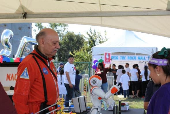 Miles se dieron cita en la séptima edición de la Feria de Educación que se festejó en Cal State Dominguez Hills. Te compartimos fotos de la concurrida celebración escolar.
