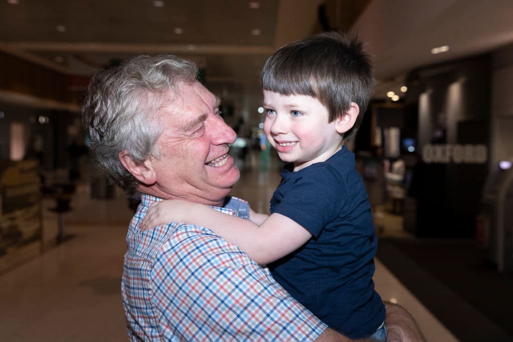 Abuelo cargando a su nieto