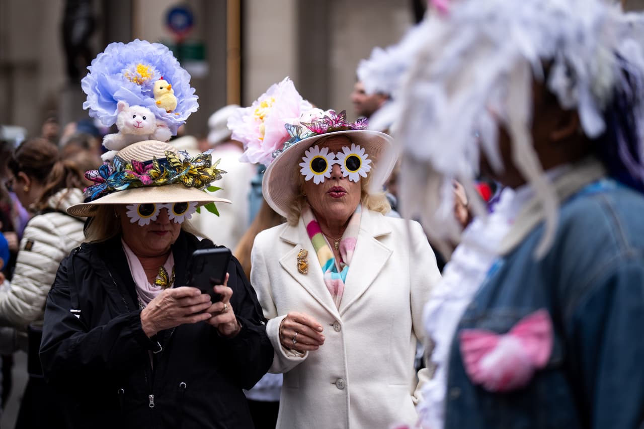 Personas participan en el Desfile de Sombreros de Pascua en la Quinta Avenida, el domingo 5 de abril de 2026, en Nueva York.