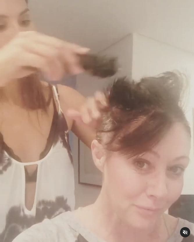 “Aunque me estoy riendo (principalmente porque ella siempre me hace reír) pueden ver claramente lo triste que estoy… Siempre recordaré este momento y mi valiente y amorosa amiga que estuvo allí sin importar nada.”, escribió Shannen en su Instagram.