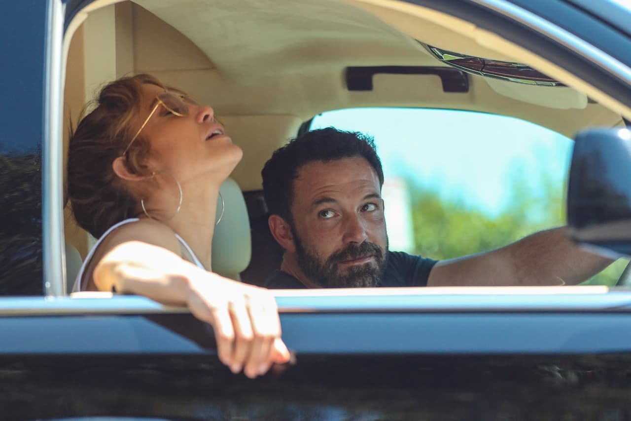 Mientras el actor miraba por un instante la autopista, también volteaba a verla al tiempo que ella sacaba su brazo por la ventana. 
<br>