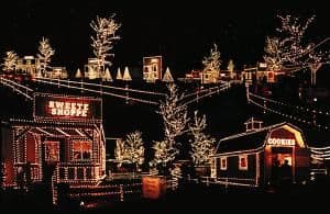 <b>Greensburg</b>
<br>La temporada navideña en 
<a href="https://www.greensburgpa.org/" target="_blank">Greensburg</a> significa una cosa: Overly's Country Christmas. Iniciada en 1956, esta tradición navideña se ha convertido en una de las exhibiciones de luces navideñas más grandes del estado. Los visitantes acuden en masa al recinto ferial del condado de Westmoreland en las afueras de Greensburg para ver esta exhibición de luces, y las ganancias se destinan a organizaciones benéficas infantiles locales. Cuando visite la zona, no se pierda las obras de teatro navideñas tanto en el Greensburg Garden and Civic Center como en el Palace Theatre.
<br>