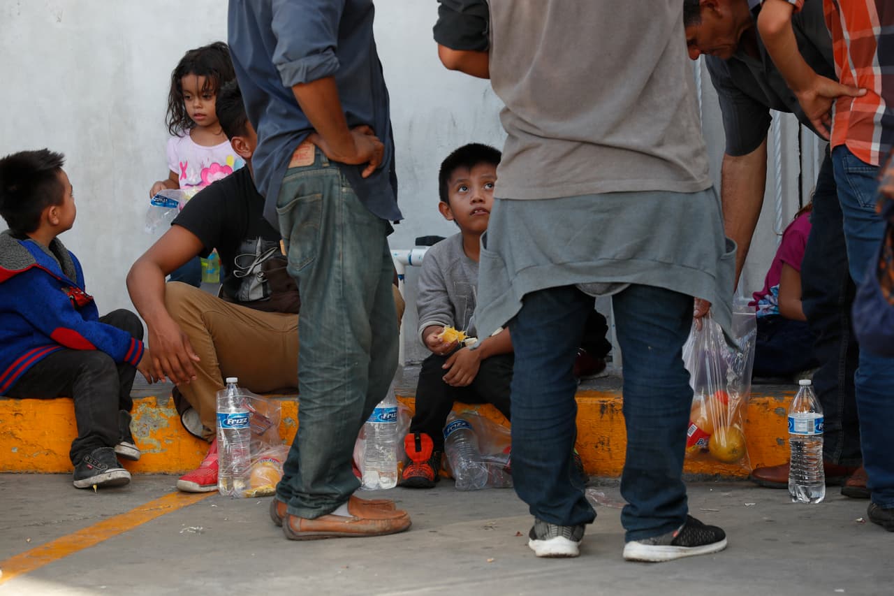 La semana pasada, Maximiliano Reyes, subsecretario de Relaciones Exteriores, reconoció que los migrantes estaban siendo trasladados desde Nuevo Laredo y dijo que era por su seguridad, aunque no ofreció más detalles ni dio explicaciones sobre por qué eran abandonados a su suerte al llegar a Monterrey. 
<b>"Esta claro que es muy importante sacar a la gente de las ciudades fronterizas que son muy peligrosas", </b>dijo de su parte a la AP Maureen Meyer, experta en migración de la Oficina en Washington para Asuntos Latinoamericanos (WOLA). 
<b>“Pero al meterlos en un autobús y llevarlos a otro lugar sin explicares qué les espera, sin tener nada preparado para recibirles y ayudarles, el gobierno mexicano les está exponiendo a mayores riesgos”, </b>agregó.