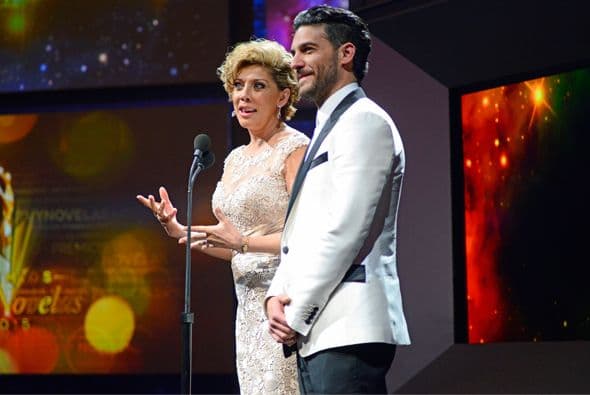 Cynthia Klitbo y Erick Elías no podían faltar. Este par presentó a las nominadas para "Mejor Actriz Coestelar", el cual lo ganó la bella Fabiola Guajardo por la telenovela "Yo No Creo En Los Hombres".