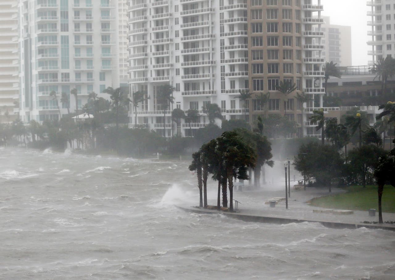 Este oleaje violento, provocado por vientos huracanados de Irma este domingo azotó todo el domingo a Miami, hasta inundarla. En la foto se ve justo la desembocadura del río Miami a la Bahía Biscayne.