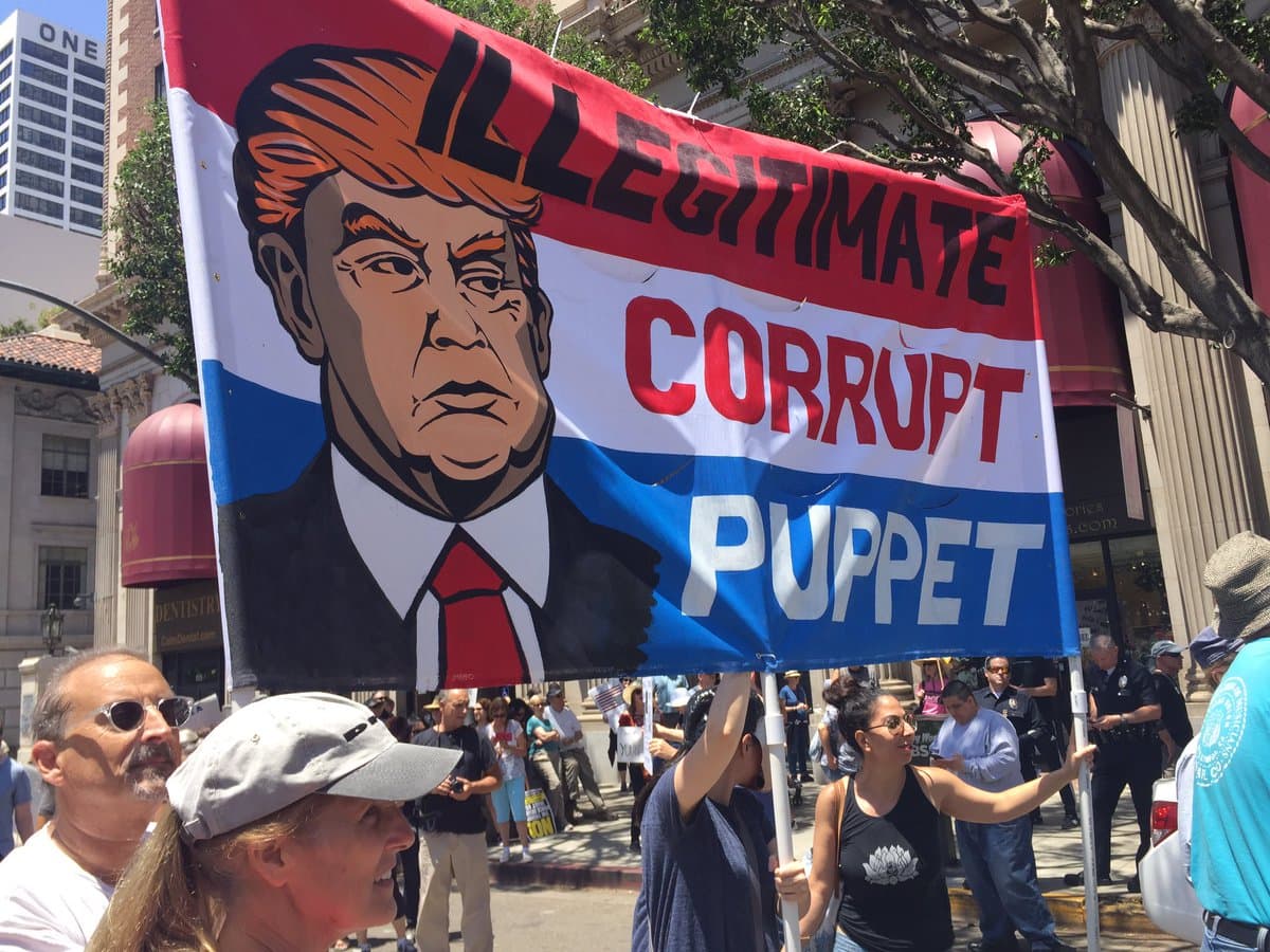 "Ilegítimo. Corrupto. Títere".