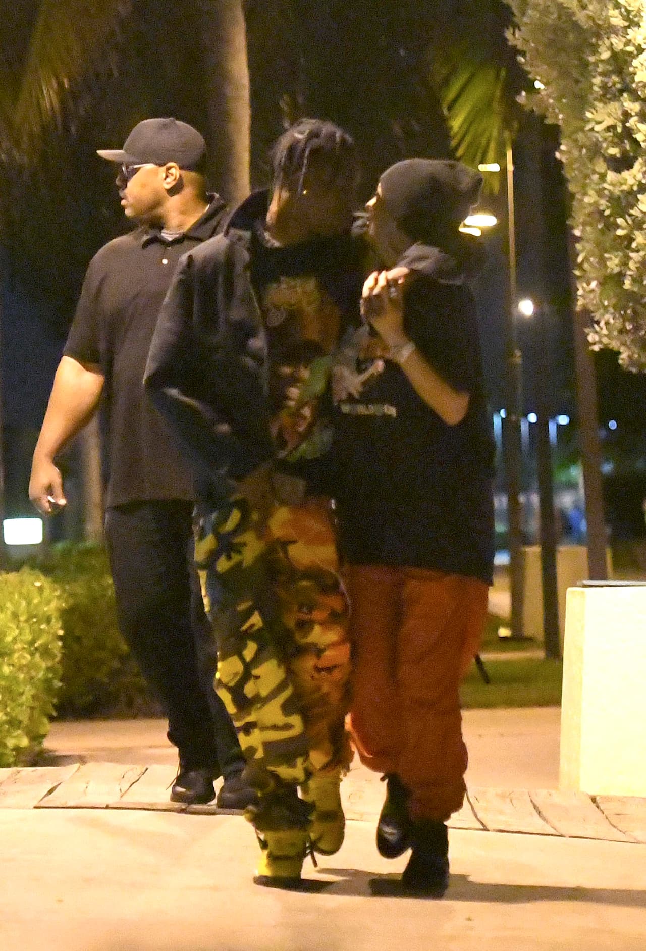 El 7 de mayo, Kylie Jenner fue vista con el cantante de hip-hop Travis Scott en Miami.