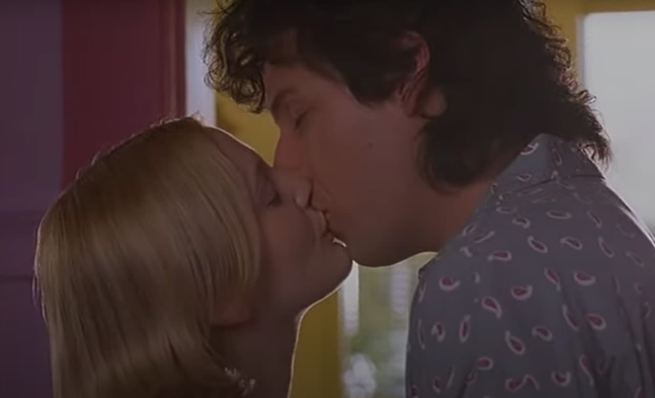 No es de sorprender que el mejor beso que ha tenido en pantalla haya sido con Sandler. De acuerdo con Barrymore en una entrevista con ‘People’ en 2009, el beso que protagonizaron en ‘La mejor de mis bodas’ ha sido su favorito.