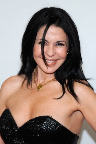 La también actriz relató cómo entró a este tenebroso mundo: “Me encuentro una bolsa de chocolates entera en la nevera y agarré y me comí la bolsa entera, me fui al baño y vomité y dije ¡wow!, entonces sí está chévere, puedo comer, disfrutar, lo saco y no engordo, y así empecé primero una vez a la semana, luego dos, luego tres y luego todos los días”. 
<br>