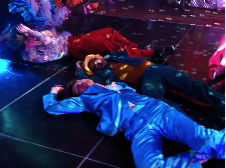 Luego, las escenas en el video 'God Control' muestran a los asistentes del club tumbados en la pista de baile y en la barra después de que un hombre armado abre fuego, lo que hizo recordar los trágicos
<a href="https://www.univision.com/noticias/masacre-en-orlando/asi-fueron-las-conversaciones-telefonicas-entre-el-atacante-del-club-pulse-y-negociadores-de-la-policia"> <b>acontecimientos</b></a> en el club Pulse.