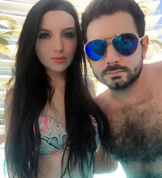 Se conocieron en el 2014 y desde el primer instante 
<b><a href="http://www.univision.com/shows/hoy/asi-fue-la-bienvenida-a-jose-eduardo-derbez-hizo-su-debut-en-la-silla-electrica-video">José Eduardo</a></b> quedó hipnotizado con su belleza: "Después ya la empecé a conocer y me encantó su forma de ser", reveló el actor para la revista 
<a href="http://peopleenespanol.com/">'People en español'</a>.