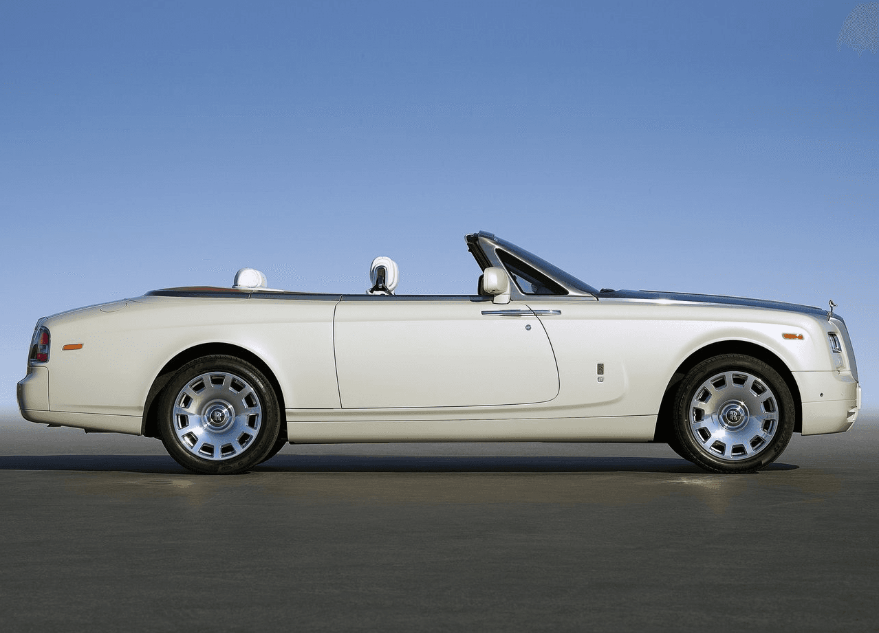 4. Rolls-Royce Phantom Drophead Coupe. Precio promedio $500,000. Con su lanzamiento en el año 2007 rey de todos los convertibles sentó un hito en opulencia que ningún otro fabricante ha estdo ni siquiera interesado en alcanzar. Un V12 de 6.75-litros de 453 caballos de fuerza y 531 lbs.-pie de torque es indispensable para mover a este mamut con facilidad