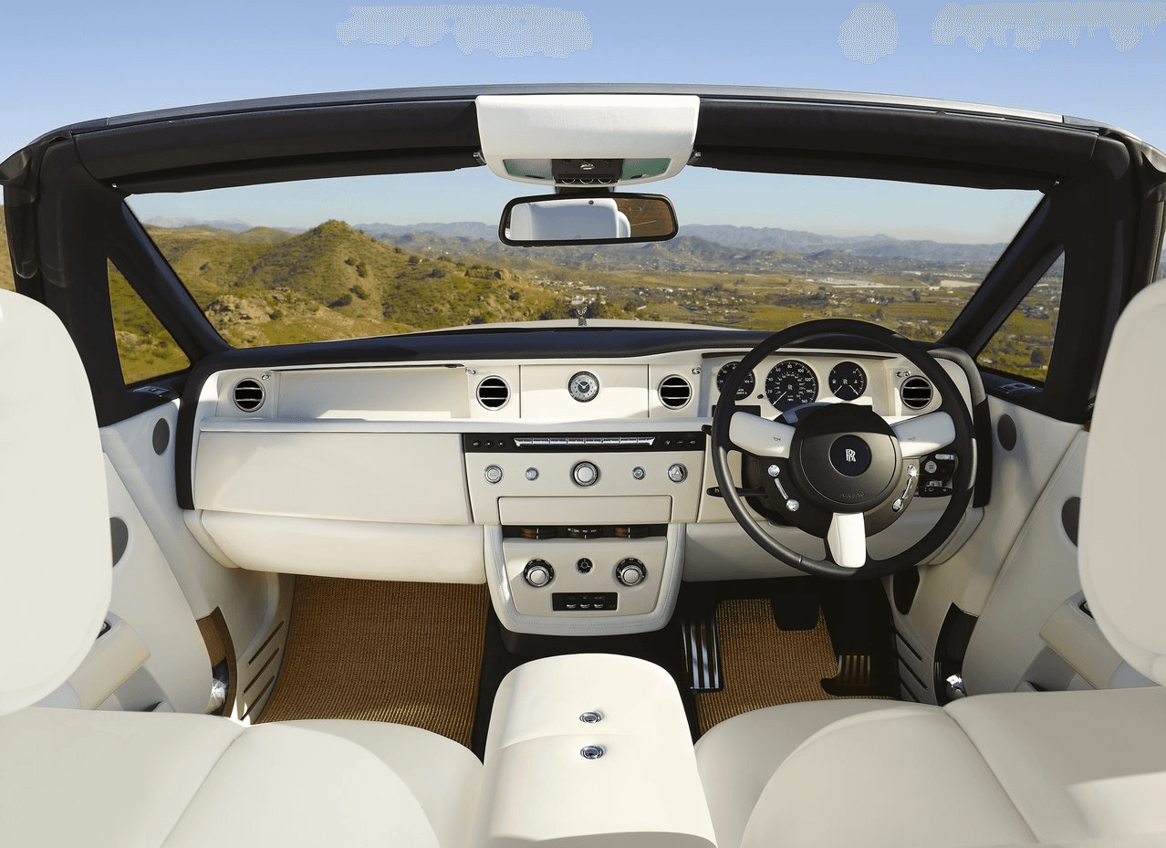 El interior del Rolls-Royce Phantom Drophead Coupe es un espacio con belleza a granel, altamente personalizable gracias a una extensa gama de colores y materiales. Si te gusta y lo puedes pagar ya que cuando el Phantom en el que está basado sea descontinuado a final de este año el Drophead Coupe no será sustituido.