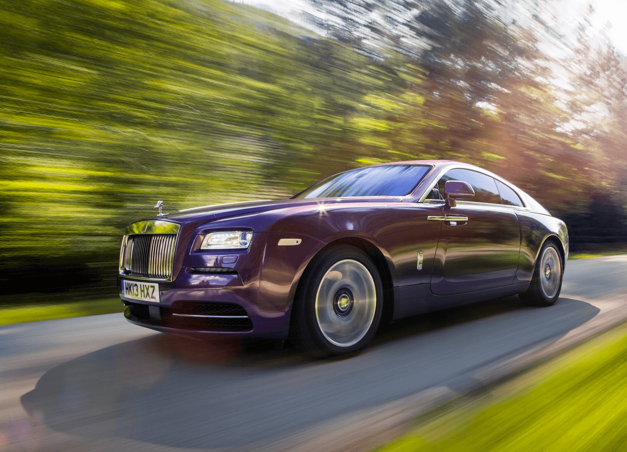 10. Rolls-Royce Wraith. Precio promedio $298,000. Este espectacular coupe basado en el Ghost muestra una actualización acertada de los fabulosos excesos de la marca legendaria inglesa donde se destaca un motor V12 bi-turbo con 642 caballos de fuerza.