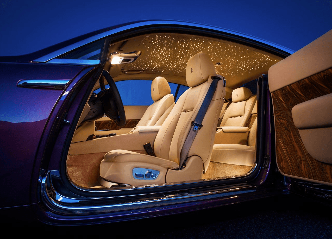 El interior del Wraith es un espacio de fantasía donde el cielo estrellado, con miles de lamparas de fibra optica bordadas a mano en el revestimiento del techo, es apenas el abrebocas de lo que les espera a los afortunados ocupantes de esta imponente máquina.