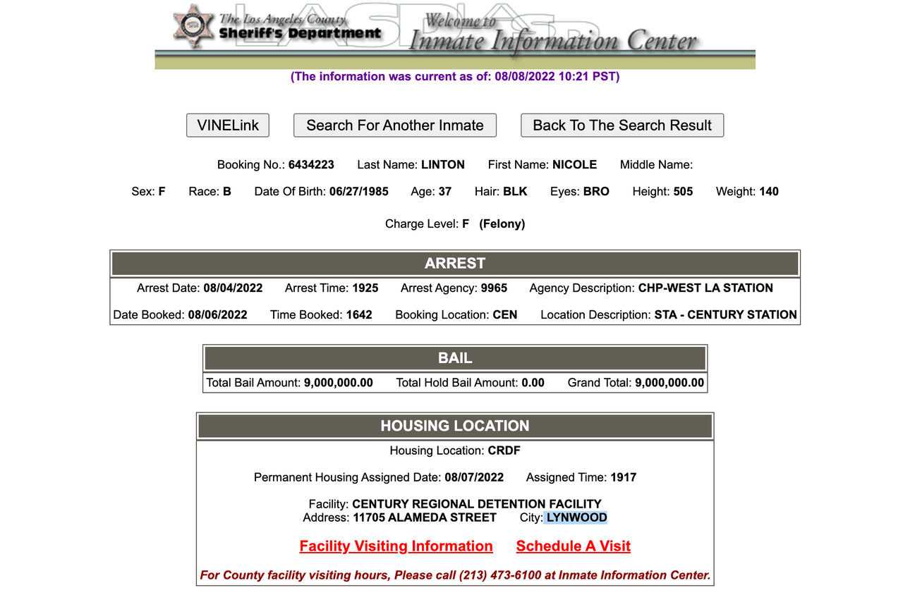 En el registro de prisión del Departamento del Sheriff de Los Ángeles, se puede ver que Nicole Linton fue arrestada el sábado 6 de agosto, bajo sospecha de homicidio vehicular con negligencia grave.