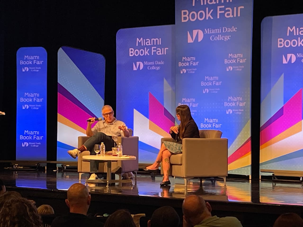 Pino y Rodríguez Iglesias son "dos voces que dialogan desde la memoria, la ironía y la imaginación", dijo Mariela Gal, directora del programa de Autores Iberoamericanos de la Feria.