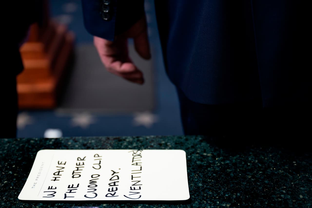 Una nota le avisa a Trump "tenemos el otro clip de Cuomo listo (sobre los ventiladores)", durante su alocución.