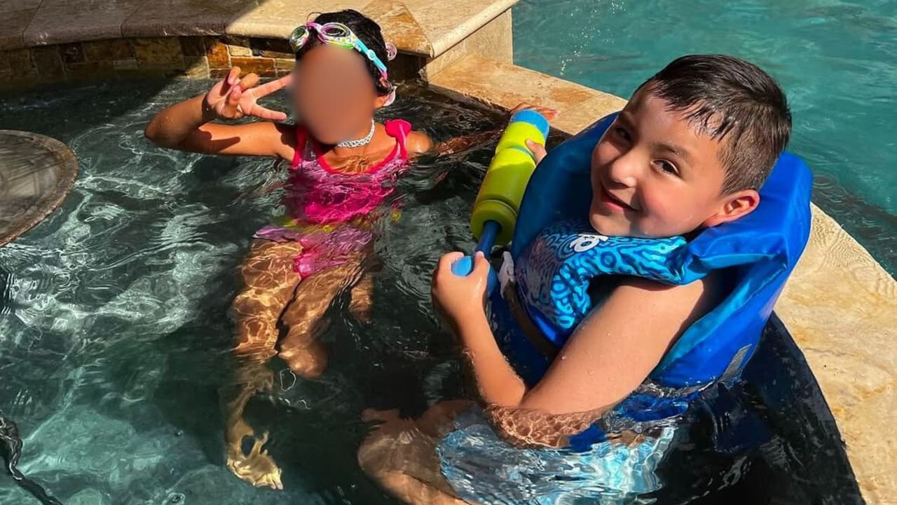 “Estamos desconsolados por la pérdida de uno de nuestros estudiantes y estamos esperando el informe del médico forense. Continuaremos brindando servicios de asesoramiento y apoyo a todos los afectados, y continuaremos cumpliendo con las leyes de privacidad y respetando el derecho de la familia a la privacidad”, dice el comunicado de Klein ISD.
<br>
<br>
<i><b>Univision 45</b></i>
<b> hizo una solicitud sobre la autopsia con el Instituto de Ciencias Forenses del condado de Harris.</b>