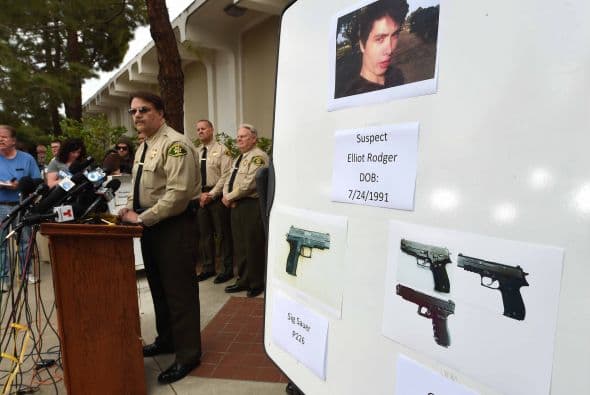 De acuerdo con el terapista de Elliot Rogers, y videos que el mismo joven publicó en YouTube, Elliot lidiaba con problemas de socialización, tras ser rechazado frecuentemente por chicas de su entorno.