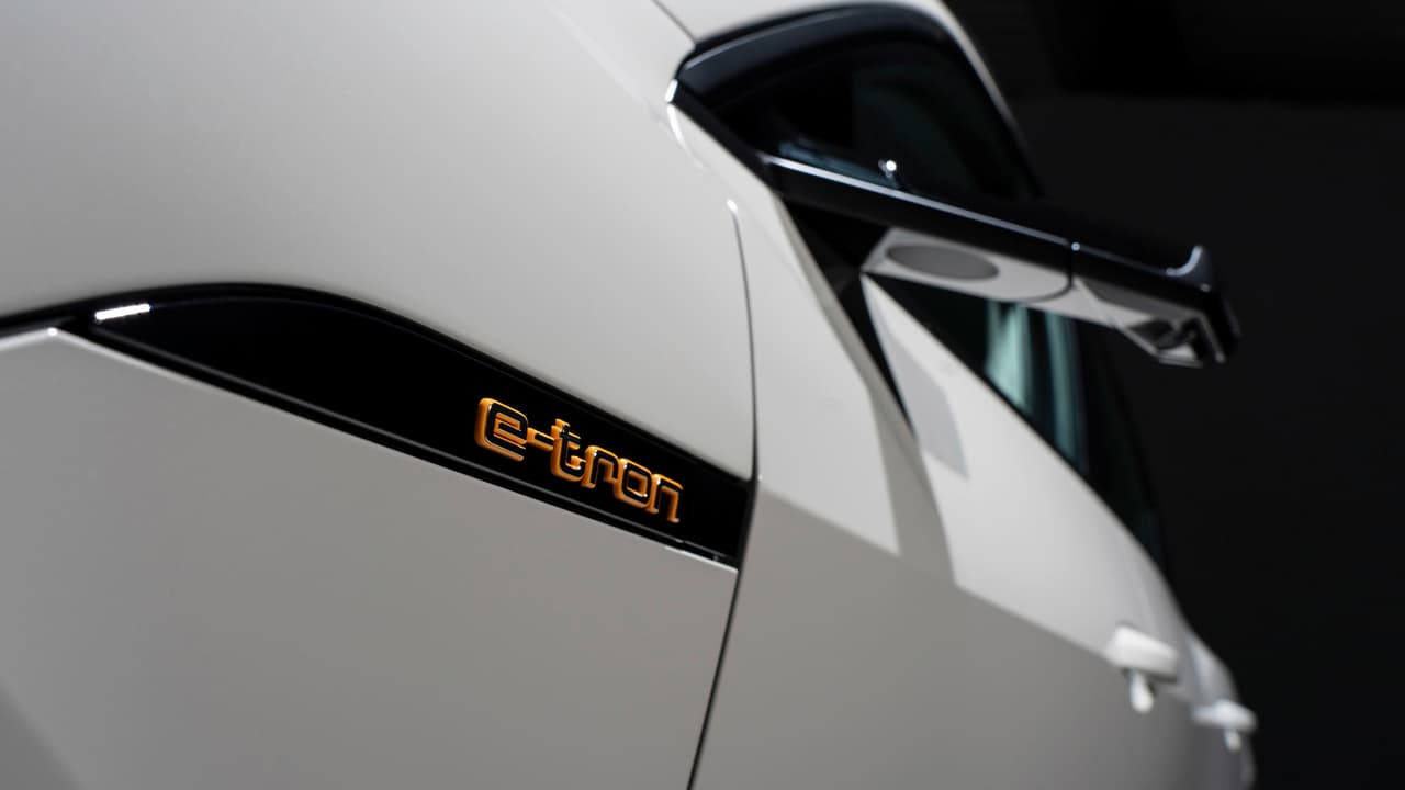 La batería de la Audi e-tron se encuentra en el suelo del vehículo, entre los dos ejes. Al momento del lanzamiento solo estará disponible con capacidad de 
<b>95-kWh</b>.