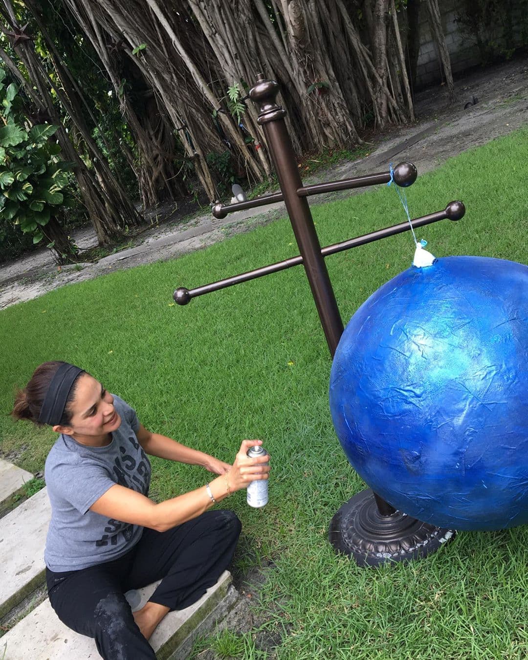 En casa, definitivamente se viste con lo adecuado para realizar sus actividades favoritas. Como en esta fotografía en la que hizo una piñata para su sobrino Gael, hijo de Ana Patricia Gámez.