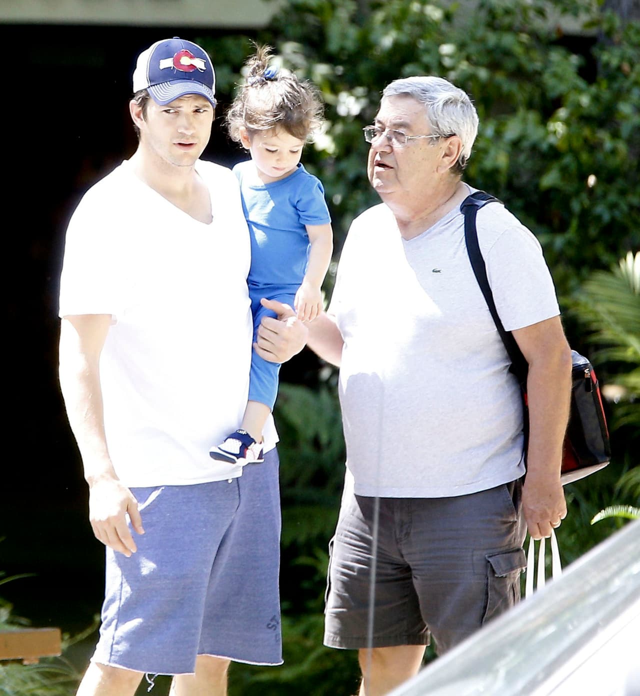 Ashton llevó a Wyatt con su abuelito, el papá de Mila Kunis.