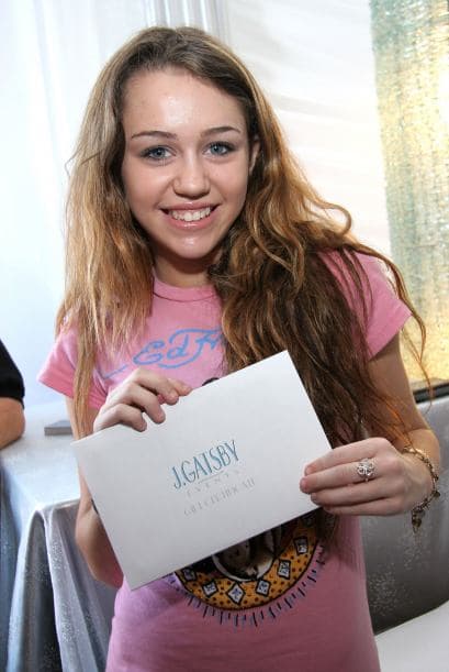 Destiny Hope Cyrus, ¿a que no sabían que este era el verdadero nombre de Miley Cyrus? A quien mejor la llamaremos por su nombre artístico. Esta linda jovencita nació un 23 de Noviembre del año 1992, en un pequeño suburbio de la cuidad de Tennessee. Como podrán ver, en ese entonces, la sencillez y la inocencia era lo que sobresalía de su persona.