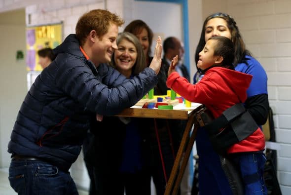 Además heredó de su madre, la fallecida princesa Diana, esa cualidad de conectar con la gente en instantes.