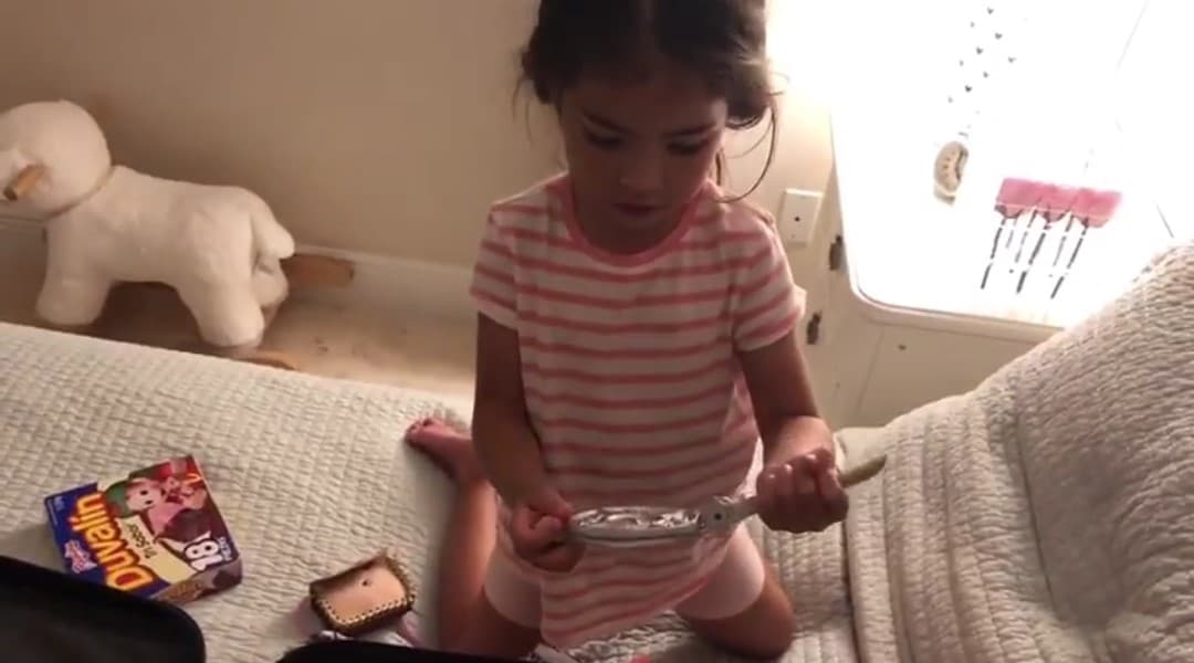 La abuela llegó con juguetes artesanales de México para Gael y Giulietta. Aquí vemos a la reina de Ana Patricia jugando con una máquina manual para hacer tortillas.
<br>