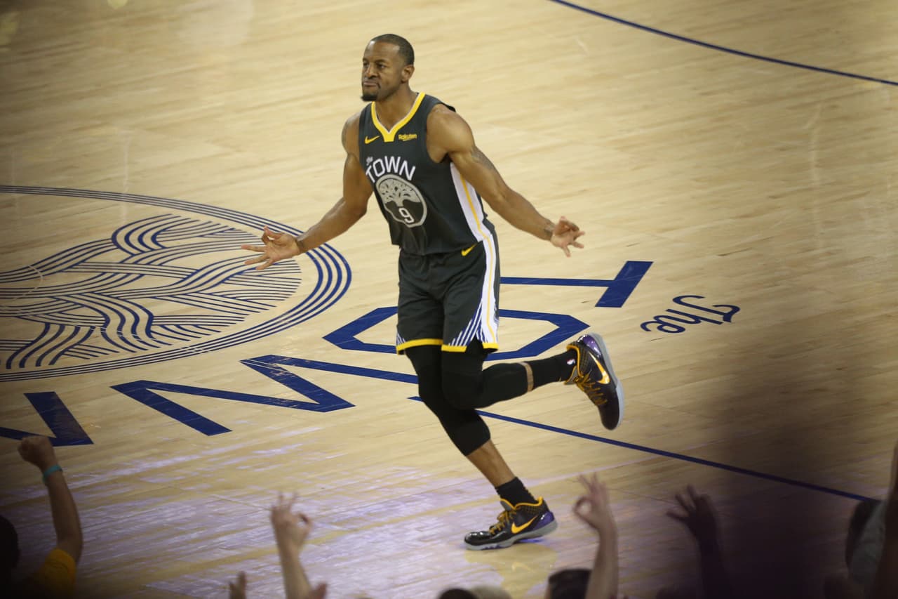 Un encendido Andre Iguodala estaba haciendo de mejor aliado de Stephen Curry para evitar la debacle en Oracle Arena. Ya en acciones del cuarto periodo.