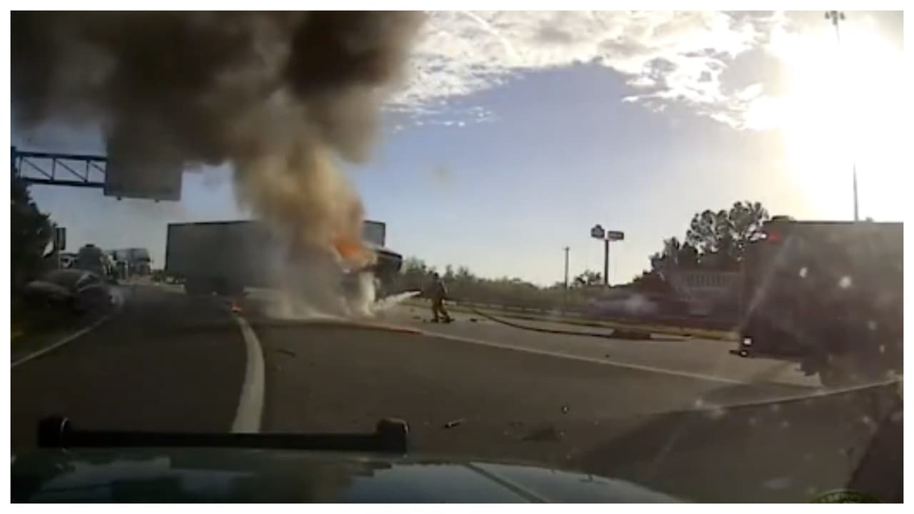Cámara corporal de policía capta fuertes escenas de accidente de nueve autos en la I-75