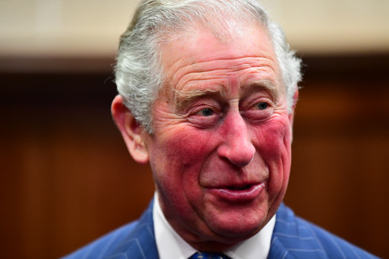 La primera vez que Simon Dorante-Day hizo público que supuestamente era hijo ilegítimo del príncipe Carlos fue en 2016, según el diario 
<b><a href="https://www.express.co.uk/news/royal/1082491/royal-news-prince-charles-camilla-parker-bowles-simon-dorante-day-princess-diana" target="_blank">británico Express</a></b>.