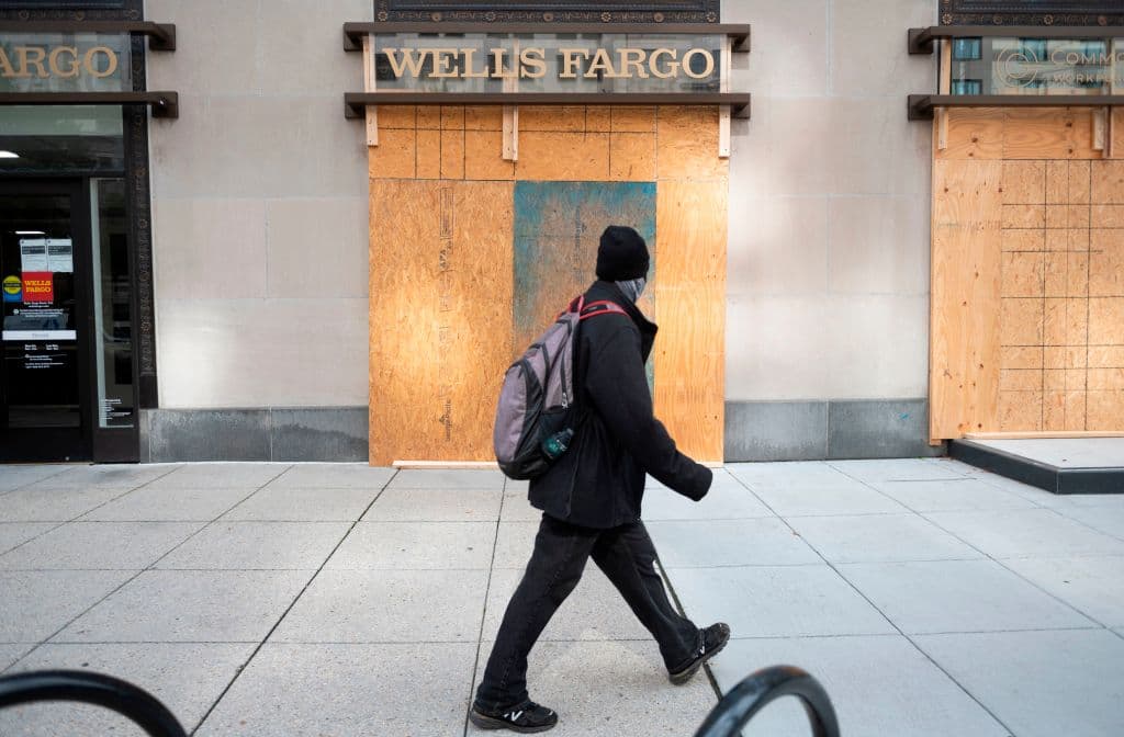 El analista bancario dijo que Charlotte será un probable objetivo de recortes y que eliminará puestos de trabajo mediante medidas como desplazamientos laborales y la eliminación de puestos vacantes.
<br>