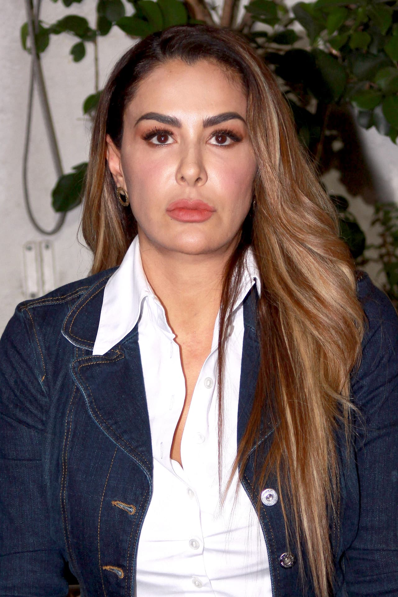 La actriz, cantante y empresaria aseguró que tiene pruebas en contra del padre de su hijo que utilizará como recurso: "Traté de hacerlo por las buenas, por convenios. 
<b>Tengo todo documentado</b>, tengo audios, tengo videos, tengo fotos y en su momento poco a poco los iré sacando si es necesario, porque aquí lo que importa son los derechos de Emmanuel".
<br>