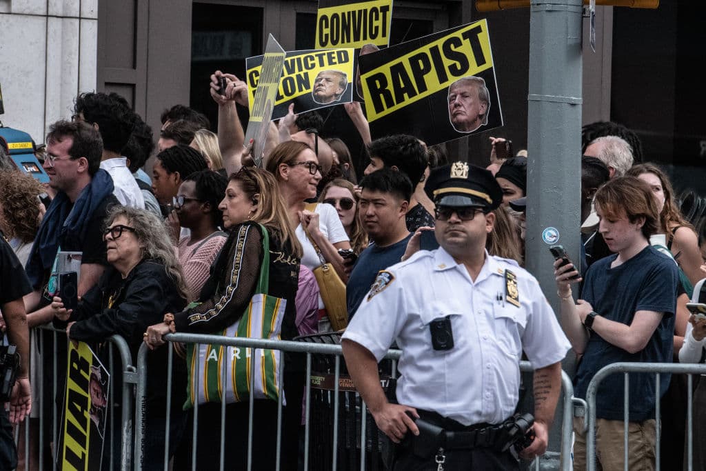 Estudiantes universitarios se unieron a la manifestación, expresando preocupaciones sobre el futuro político del país.