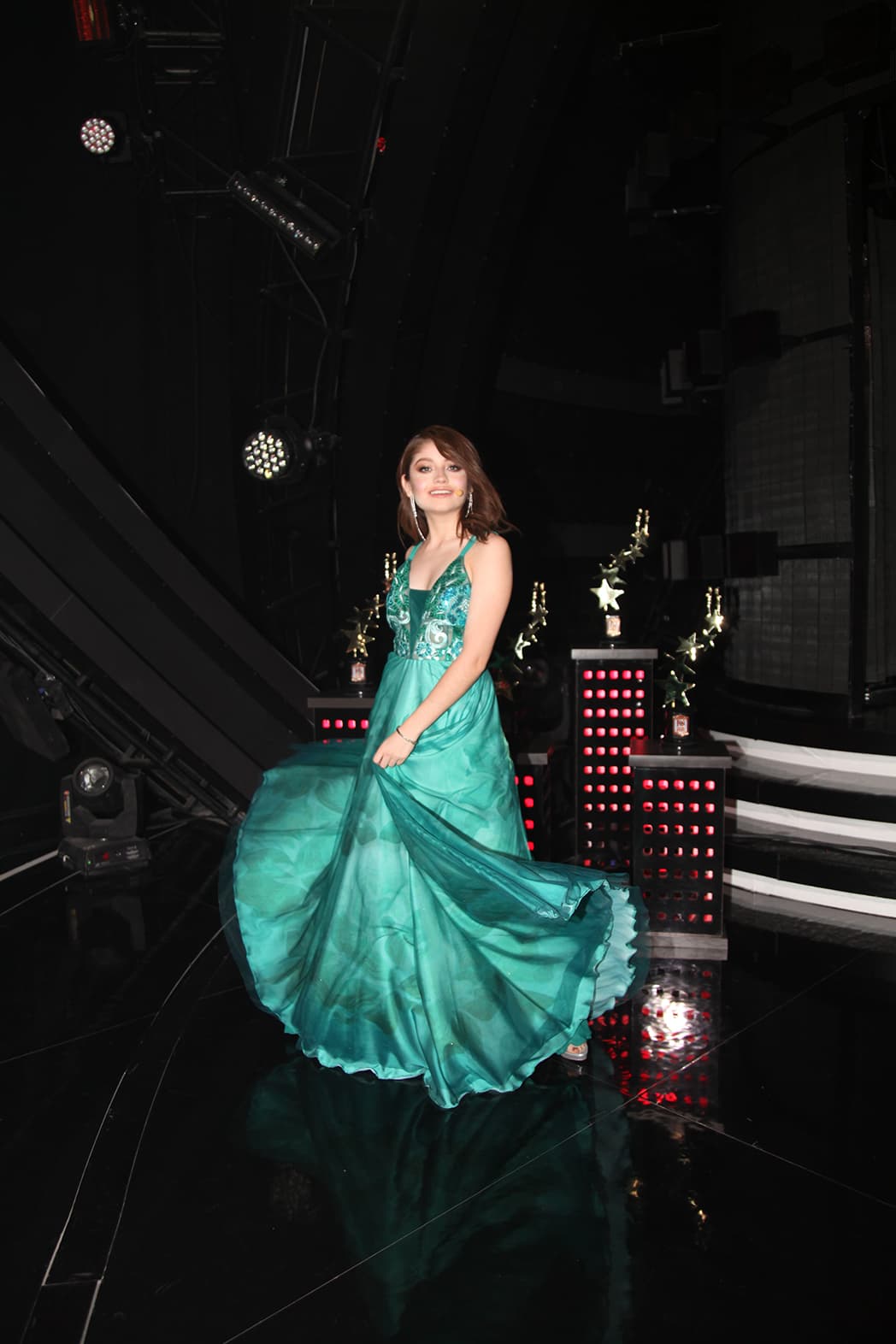 El vestido es una creación de Natalia Antolin, diseñadora argentina, que desde hace tiempo trabaja con la actriz y cantante.