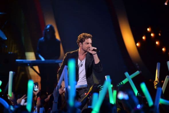 Su tema musical encendió a los presentes quienes no se cansaron de corearlo y aplaudirlo.