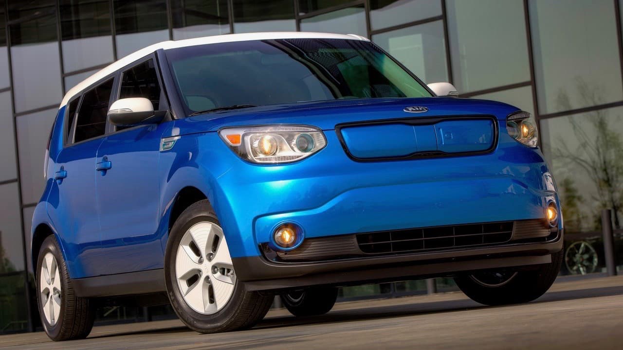 <b>Kia Soul EV</b>
<br>
<br>La otra opción eléctrica surcoreana viene de Kia, la marca hermana de Hyundai. El Soul Electric presentado en 2014 es todo un veterano del segmento de los eléctricos. Su diseño práctico y amplio hacen del Soul Electric una opción muy conveniente para los pioneros de los vehículos eléctricos.