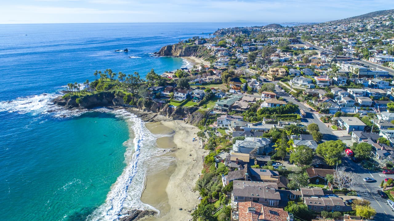 <b>Puesto 20. Laguna Beach, California. Estados Unidos.</b>
<br>
<br>Esta hermosa ciudad en el condado de Orange es conocida por sus parques frente al río y playas solitarias. Esta lista corresponde a la última encuesta de 
<a href="https://www.cntraveler.com/the-bests/readers-choice-awards"><u>Condé Nast Traveler</u></a>, publicada a finales de 2020.