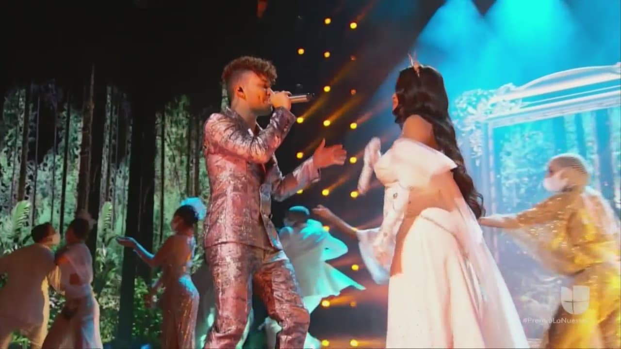 La dominicana de 34 años se mostró feliz de poder compartir la noticia con "todo el mundo completo".