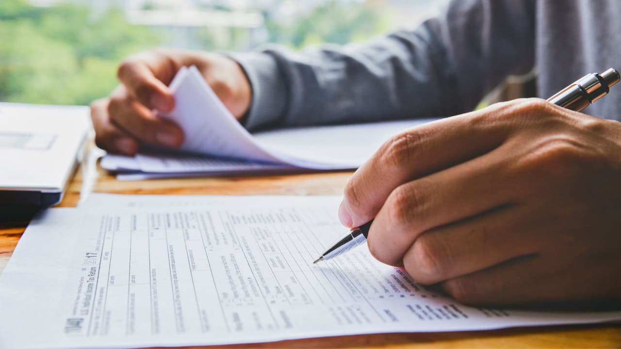 <b>Reporta los ingresos de aplicaciones digitales</b> 📲
<br>Si recibes dinero por medio de plataformas digitales, ahora 
<a href="https://www.irs.gov/pub/irs-pdf/f1099k.pdf" target="_blank">deberás llenar la forma 1099-K</a>, aunque no recibas este formulario por parte de la plataforma. El IRS insiste en que todos los ingresos generados en estas aplicaciones deben ser reportados, para evitar problemas fiscales en el futuro. ¡No olvides este paso! ⚠️