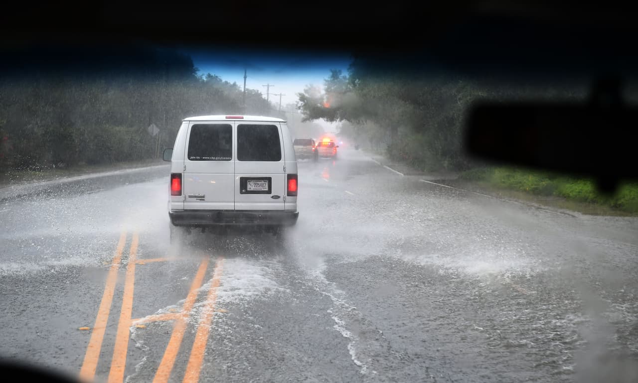 ¿Cuál es la diferencia entre vigilancia y aviso en las condiciones del tiempo?